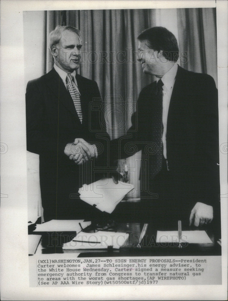 1977 Press Photo President Carter James Schlesinger Energy Adviser White House - Historic Images