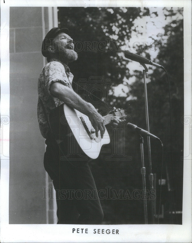 1976 Press Photo Pete Seeger American Folk Music Singer & Musician - Historic Images