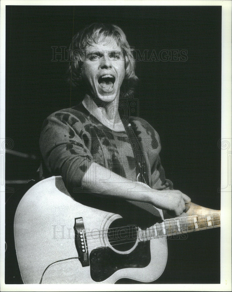 Press Photo Shaw playing to a cheering crowd. - Historic Images