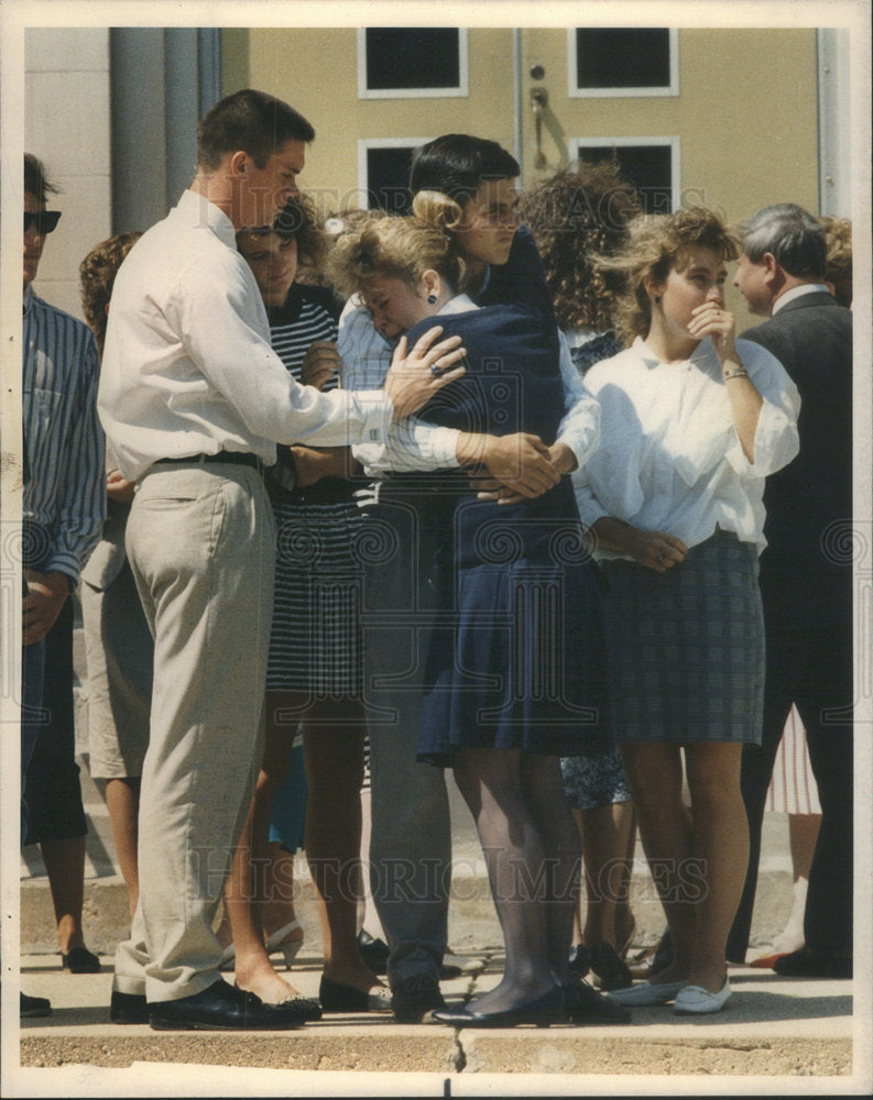 1988 Press Photo Comfort at St Mary&#39;s Church. - Historic Images