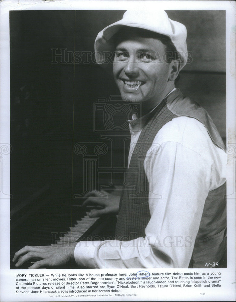 1977 Press Photo Jonathan Southworth John Ritter - Historic Images