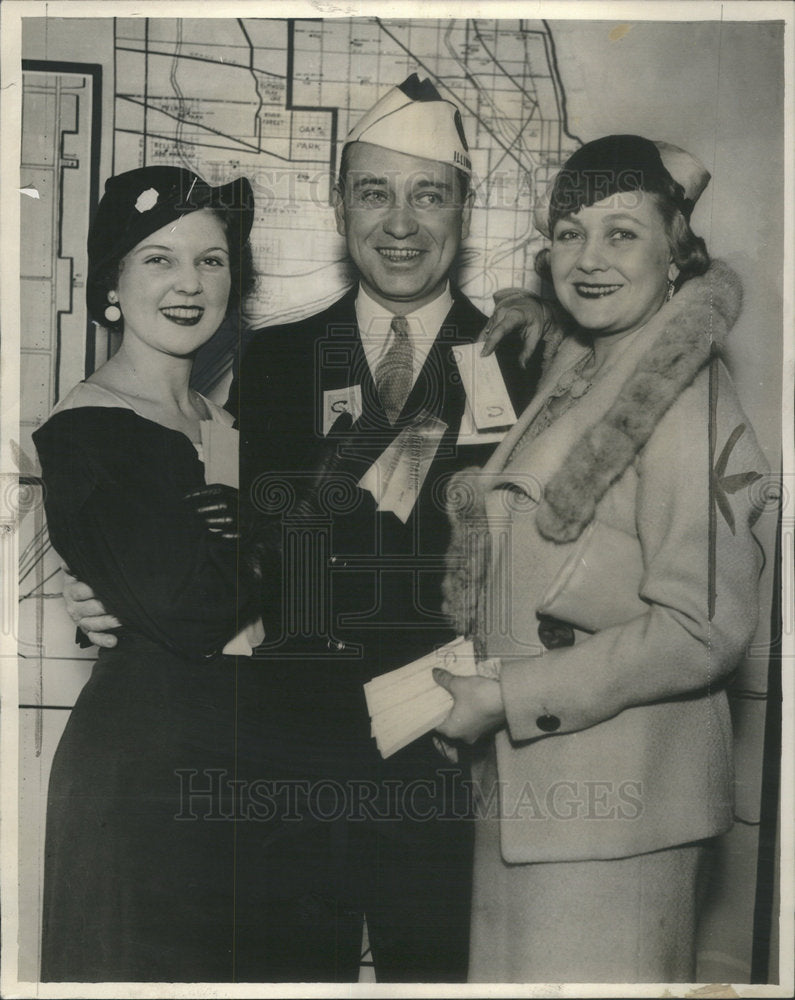 1933 Press Photo McGinnis with Doris and Genevieve. - RSC40089 - Historic Images