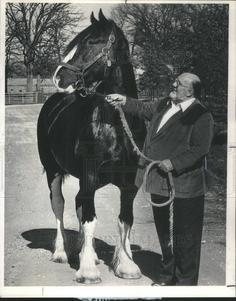 1985 Press Photo Tom Smrt horse US Army Arlington Cemetary factory owner Cary - Historic Images