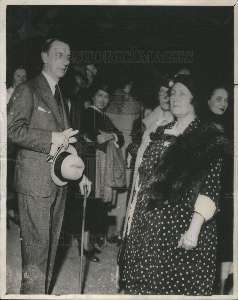 Press Photo Madame Maria Sandler Wife Swedish Minister Foreign Affair Greet - Historic Images