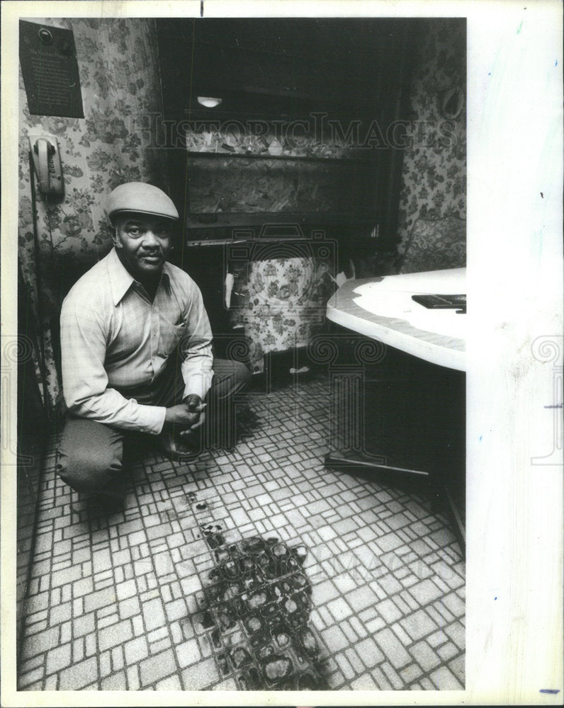 1984 Press Photo Warren Sanders Sr. in His Kitchen Where a Firebomb Went Off - Historic Images