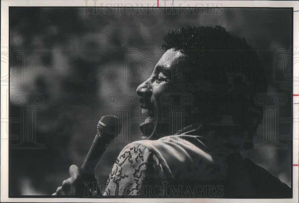 1980 Press Photo Smokey Robinson Budweiser summer Fest Soldier Field Sing Music - Historic Images