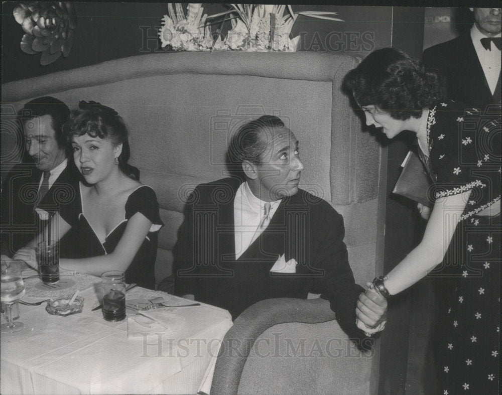 1943 Nadia Petrova holds hands with radio agent Wynn Rocamora at the-Historic Images