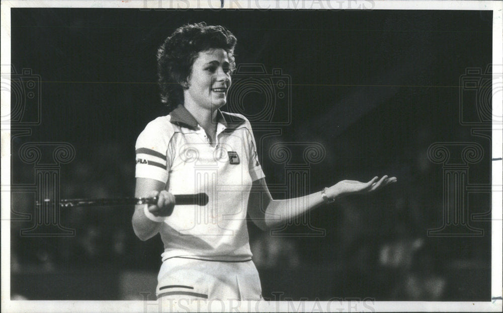 1981 Press Photo Pam Shrive Wendy Trumbull Mary broken spirit Towel Match Break - Historic Images