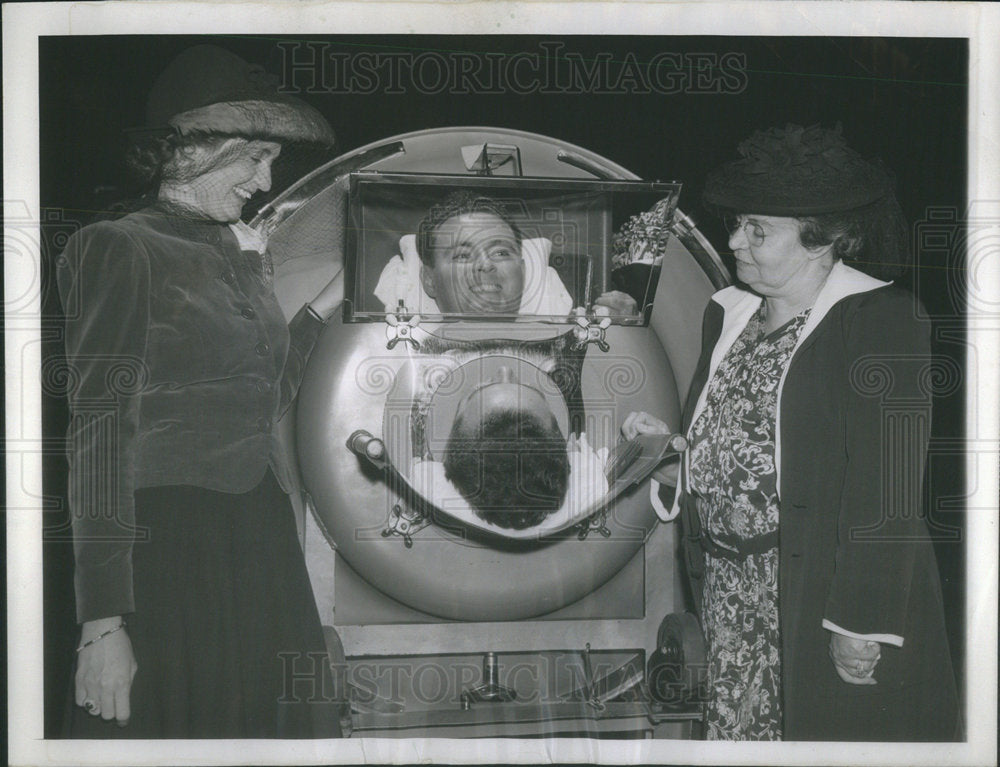 1940 Press Photo Fed Snite Jr Chicago Lying Iron Lung Hospital Paralysis Vistim - Historic Images