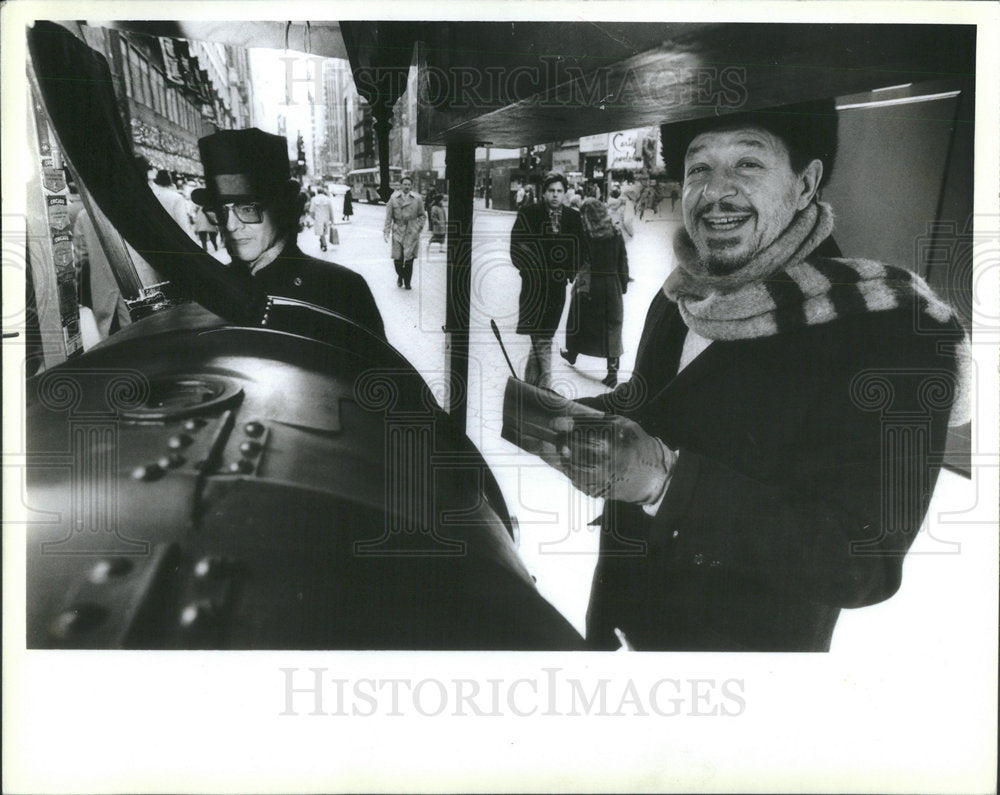 1987 Press Photo Larry Weintraub Michael Moore hawk chestnuts Madison state - Historic Images