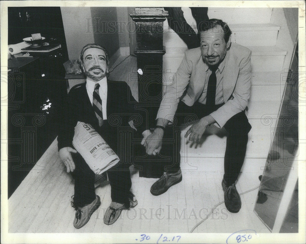 1983 Press Photo Reporter Larry Weintraub with his clone - Historic Images