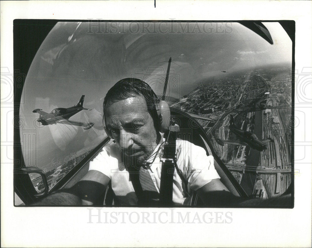 1987 Press Photo LARRY WEINTRAUB SUN-TIMES REPORTER TAKES OWN PHOTO PLANE - Historic Images