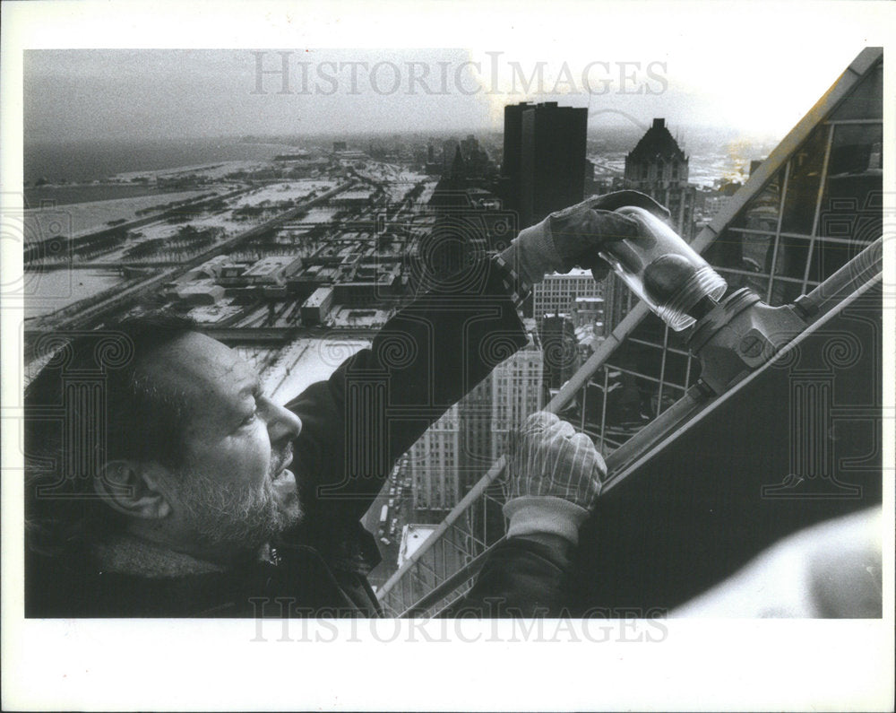 1989 Press Photo Larry Weintraub world Valentine Day message ready - Historic Images