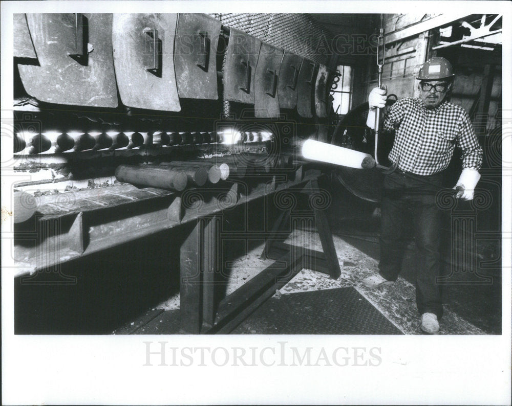 1989 Press Photo Larry Weintraib Removes A Red-Hot Steel Rod From Forge - Historic Images