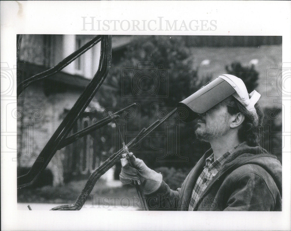 1989 Press Photo Larry Welntraub helps Sculpter Alan Edelson on his Metal - Historic Images