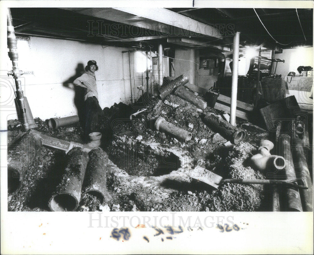 1984 Press Photo Jim Holmes Inspect Rose Rolek Bridgeport Basement Yesterday - Historic Images