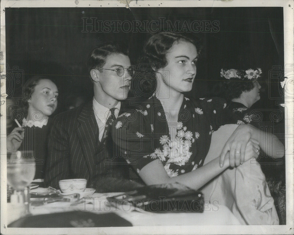 1937 Press Photo Harger Rollo, Joan Ford and daughter Eugene Ford at dinner - Historic Images