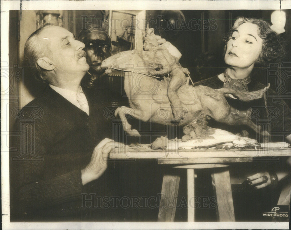 1937 Press Photo Carlo Romanelli sculptor with his wife at their Hollywood studi - Historic Images