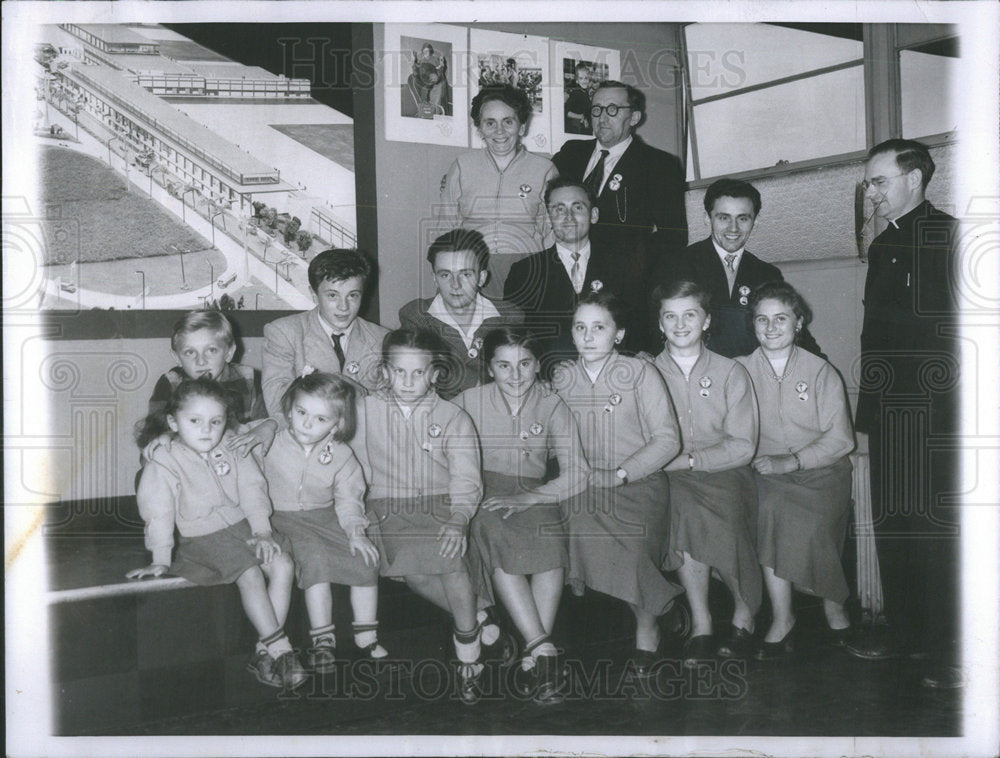 1956 Hungasrian Refugee Couple Mr & Mrs Bela Roman Pose  Children - Historic Images