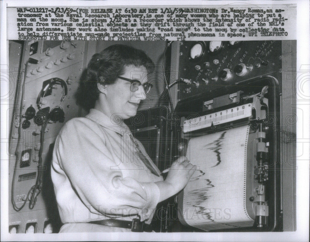 1959 Press Photo Dr. Nancy Roman astronomer at the Naval Research Laboratory - Historic Images