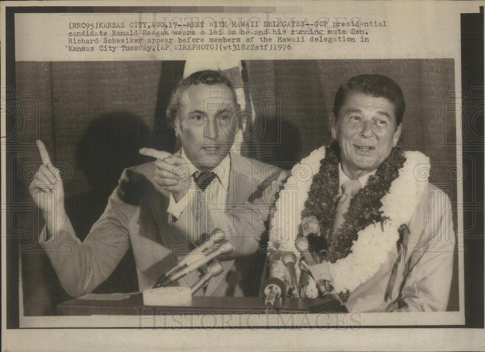 1976 Press Photo Richard Schweiker Ronald Reagan GOP President candidate lei - Historic Images