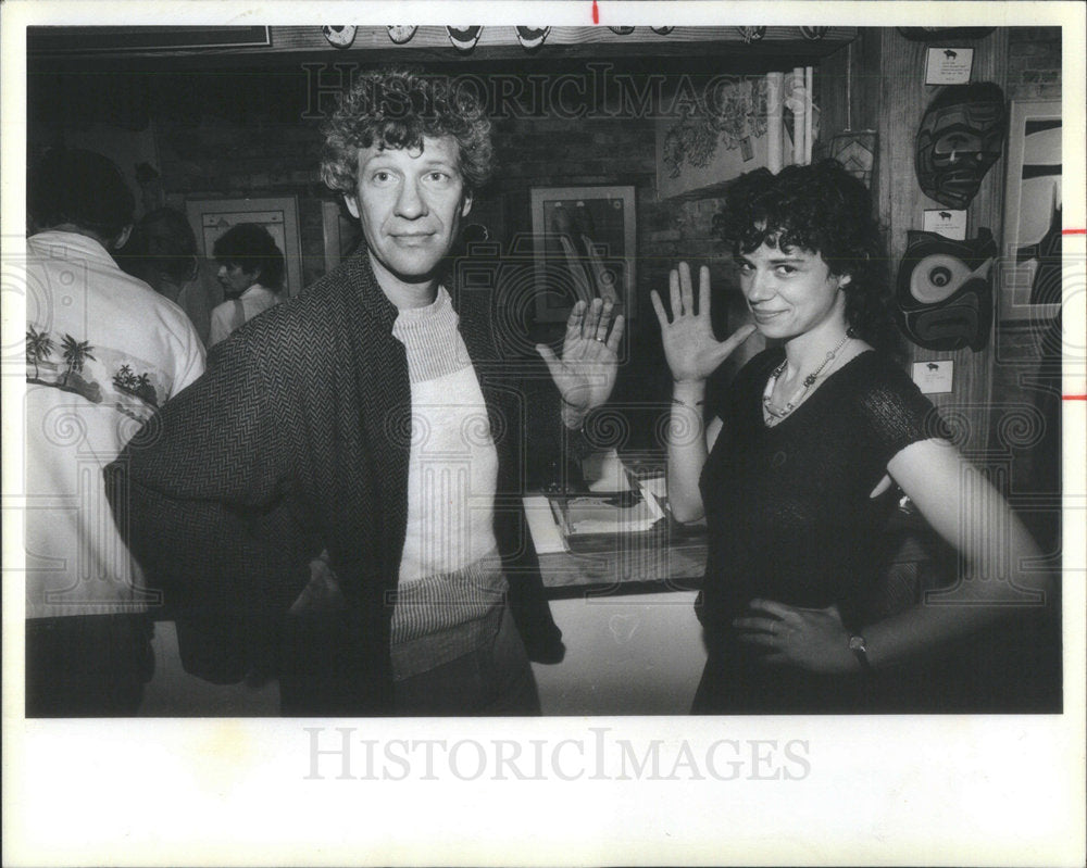 1984 Press Photo Allen Turner Photographer Diane Schmidt Greeted Click&#39;s Camera - Historic Images