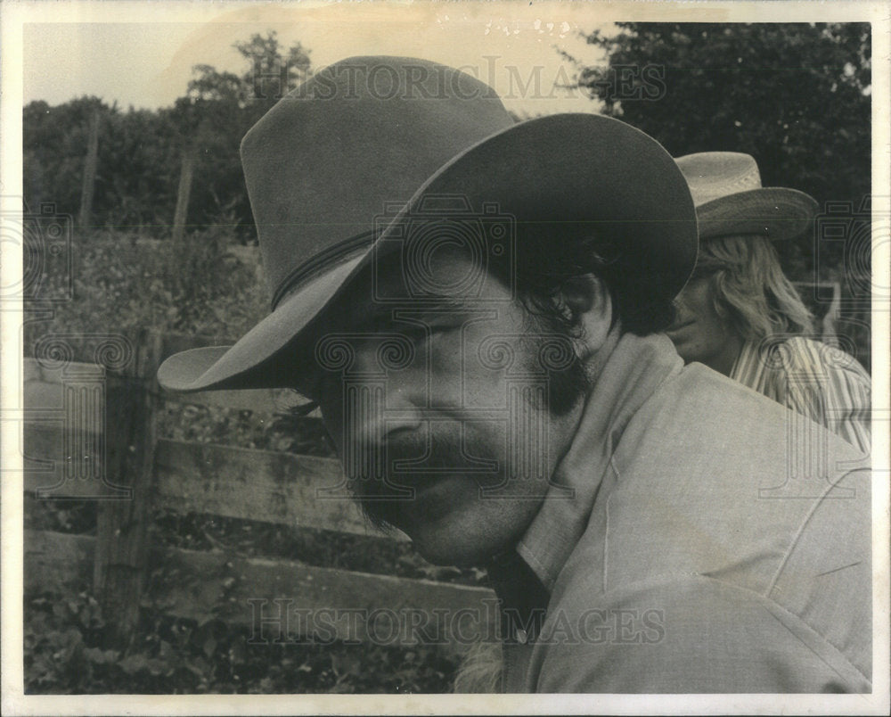 1975 Press Photo Bob Sedlachek Cowboy Lash LaRue Arthur Andersen Michigan State - Historic Images