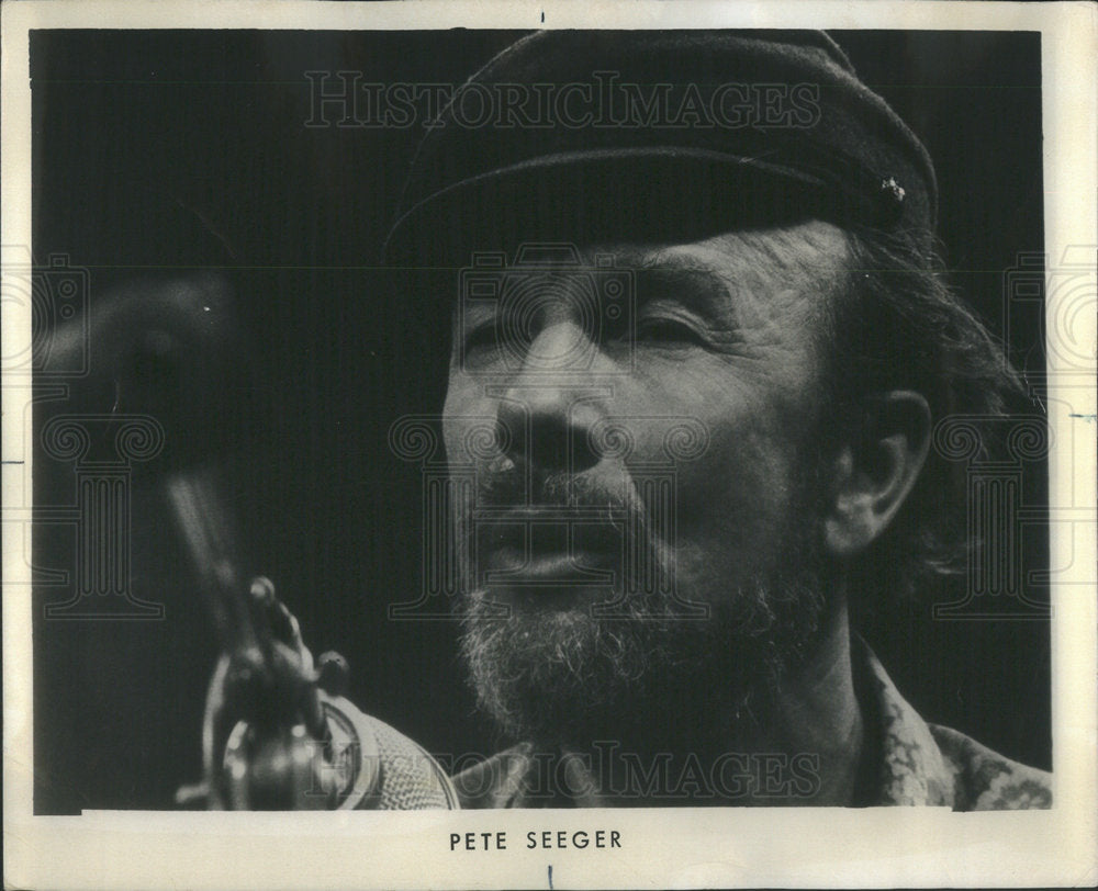 1977 Press Photo Pete Seeger is an American folk singer and was an iconic figure - Historic Images