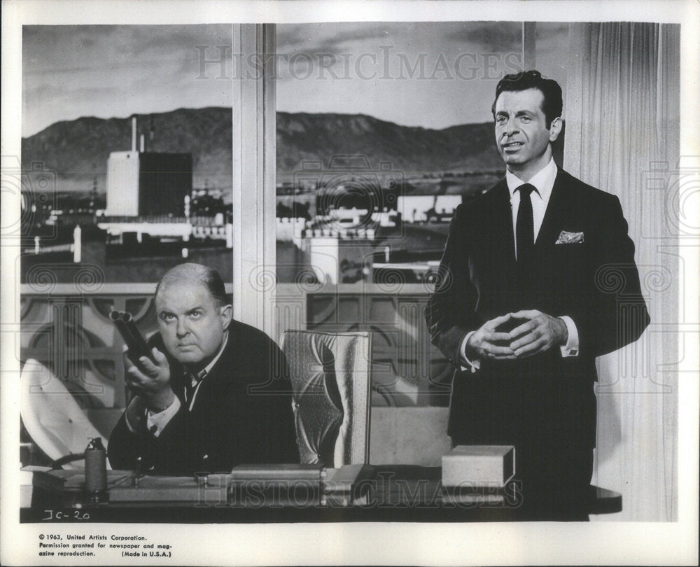 Press Photo John McGiver casino owner partner Ben Morro guest gangland rival - Historic Images