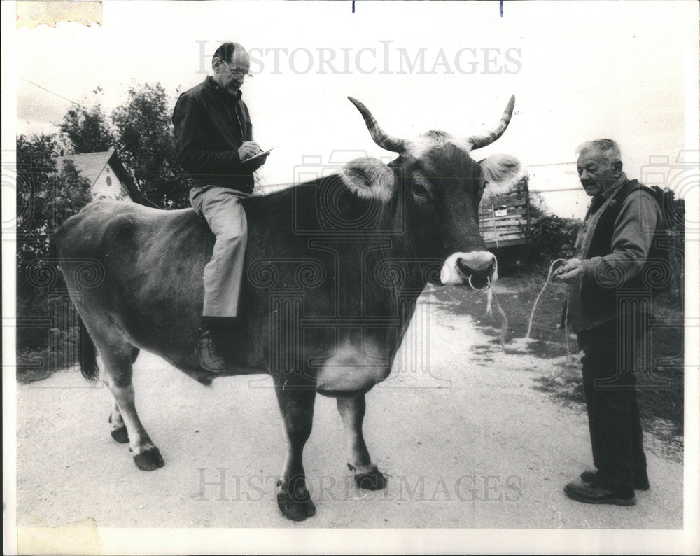 1985 Press Photo Charles Sleezer maverick meat reporter Bob Olmstead Kendall - Historic Images