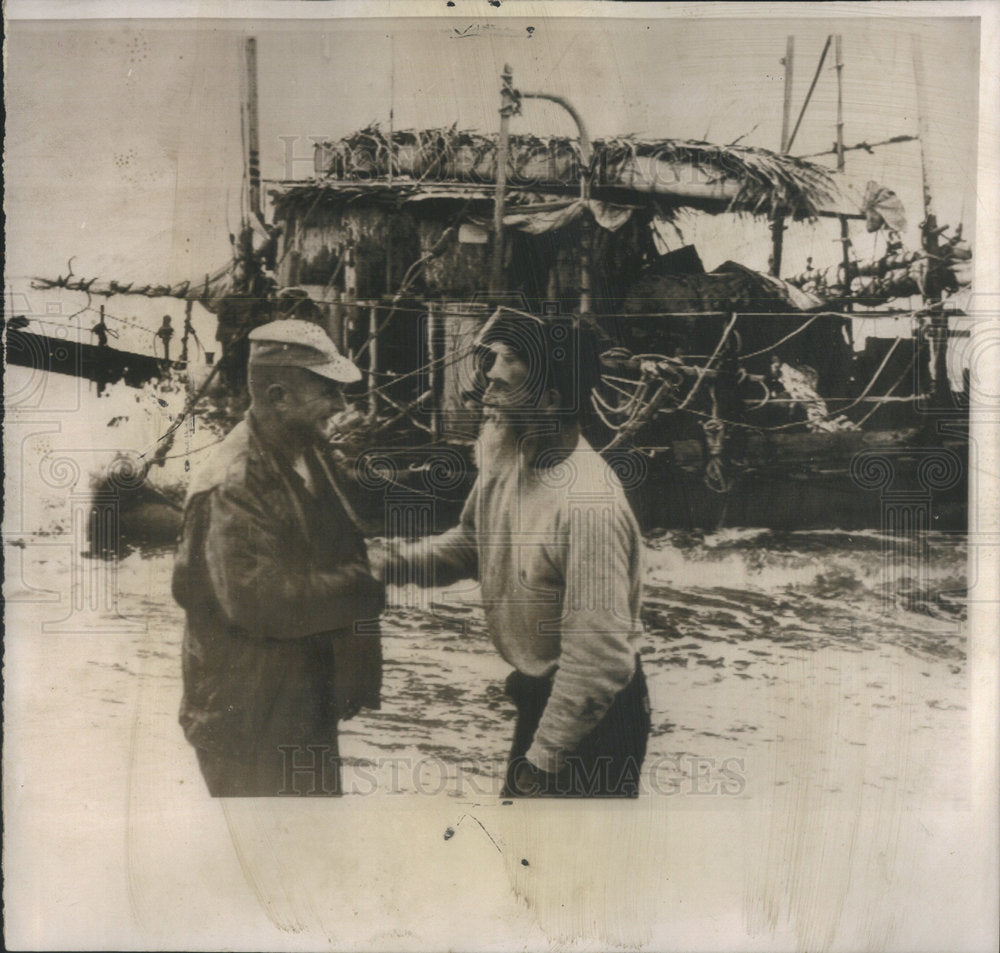 1964 William Willis 71 year old American adventurer greeted by Hank - Historic Images