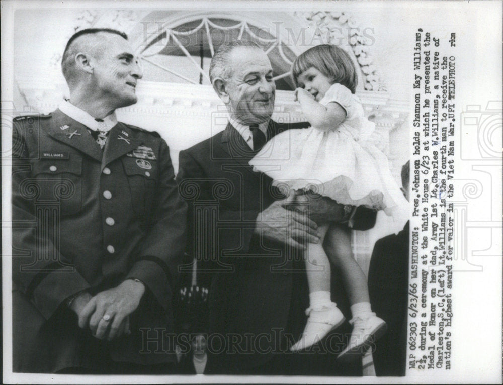 1966 Press Photo President Johnson holds Shannon Kay Williams during ceremony at - Historic Images