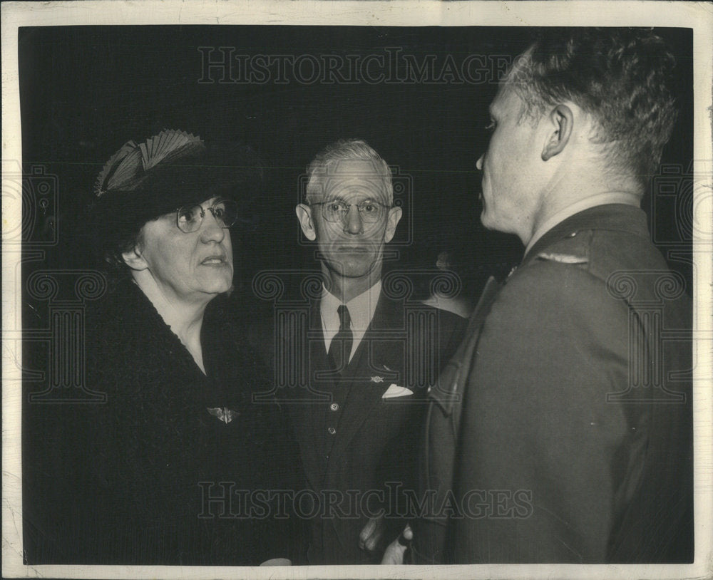 1944 Press Photo Mr, George Weller interviewed by Mr. and Mrs. O.C. Hansen whose - Historic Images