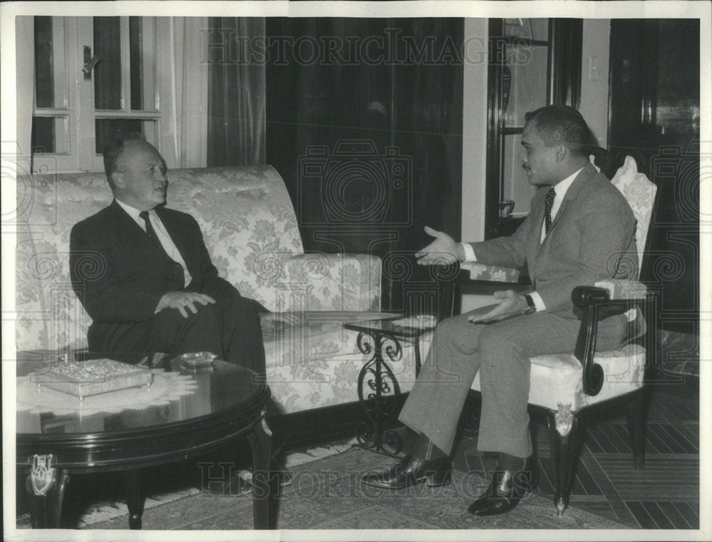 1966 Press Photo George Weller of CDN Foreign Service and King Hussein of Jordan - Historic Images