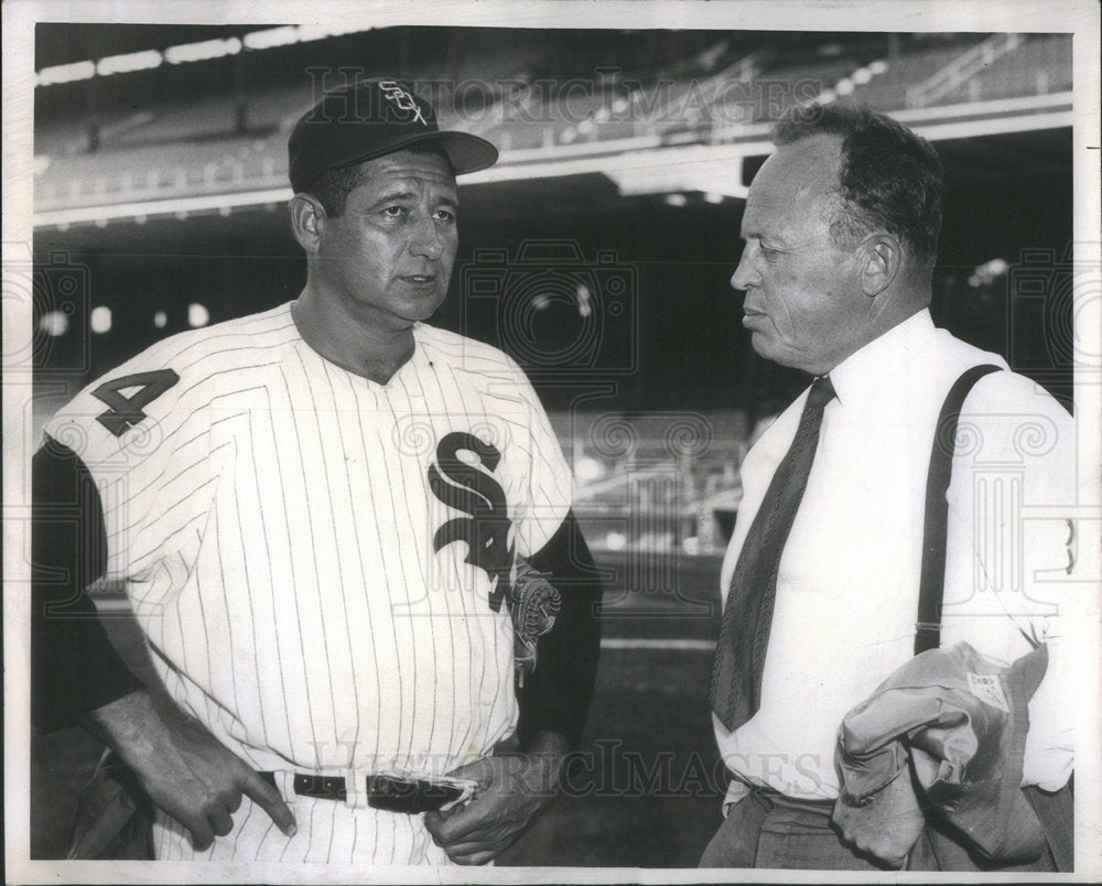 1962 George Weller Daily news foreign correspondent talking to pitch - Historic Images