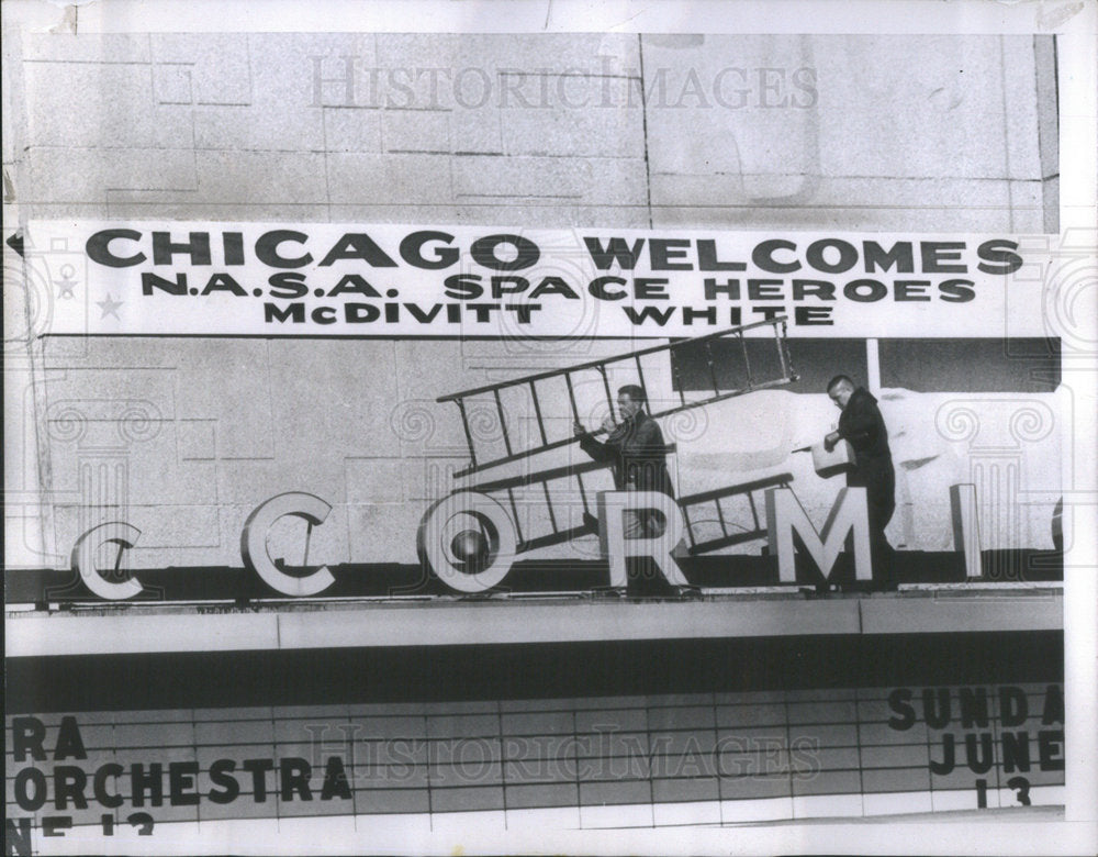 1985 Press Photo Workman Carry Ladder to Another Position McCormick Place James - Historic Images