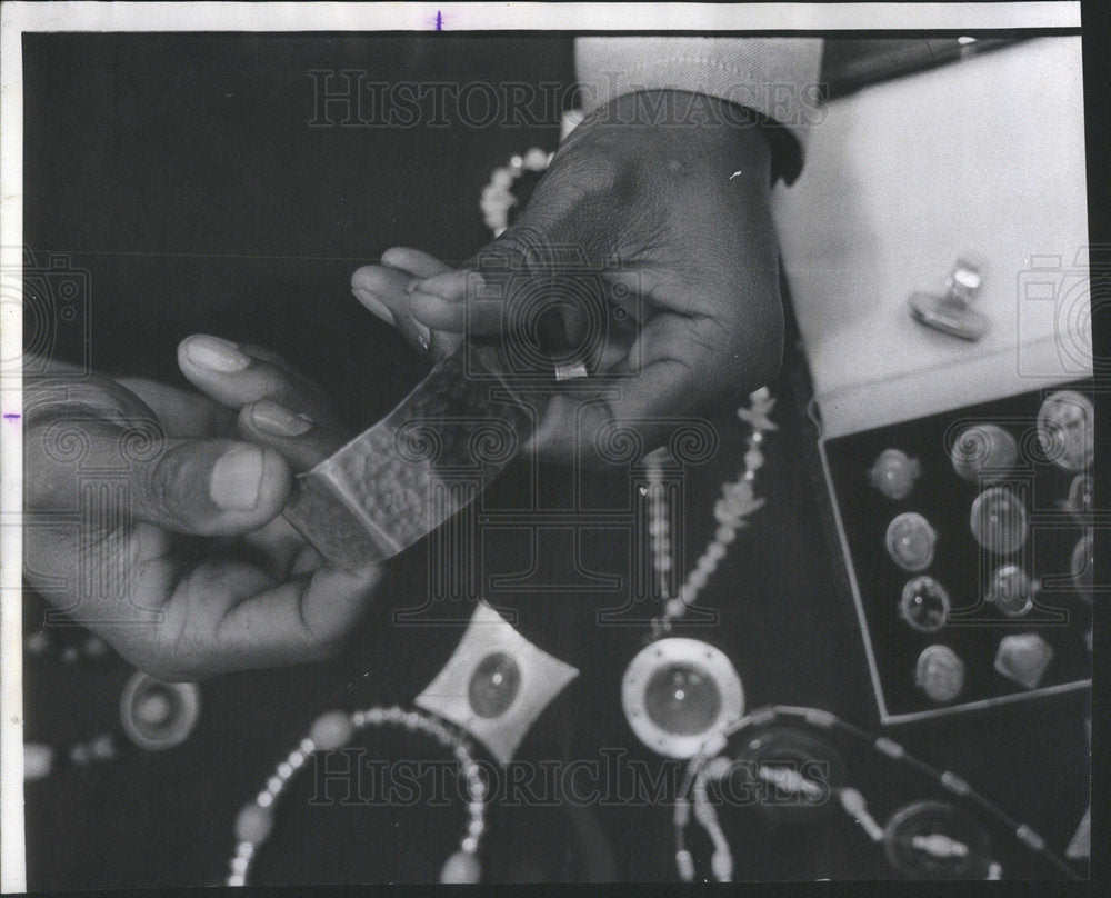 1974 Bennie McDonald work on one of his Jewelery - Historic Images