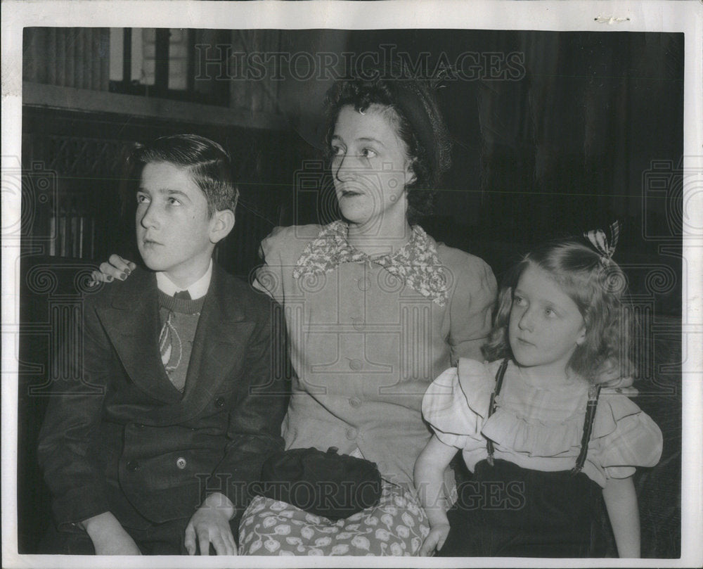 1950 Press Photo Mrs McDonald And Ruth McDonald Family In COurt During Trial - Historic Images