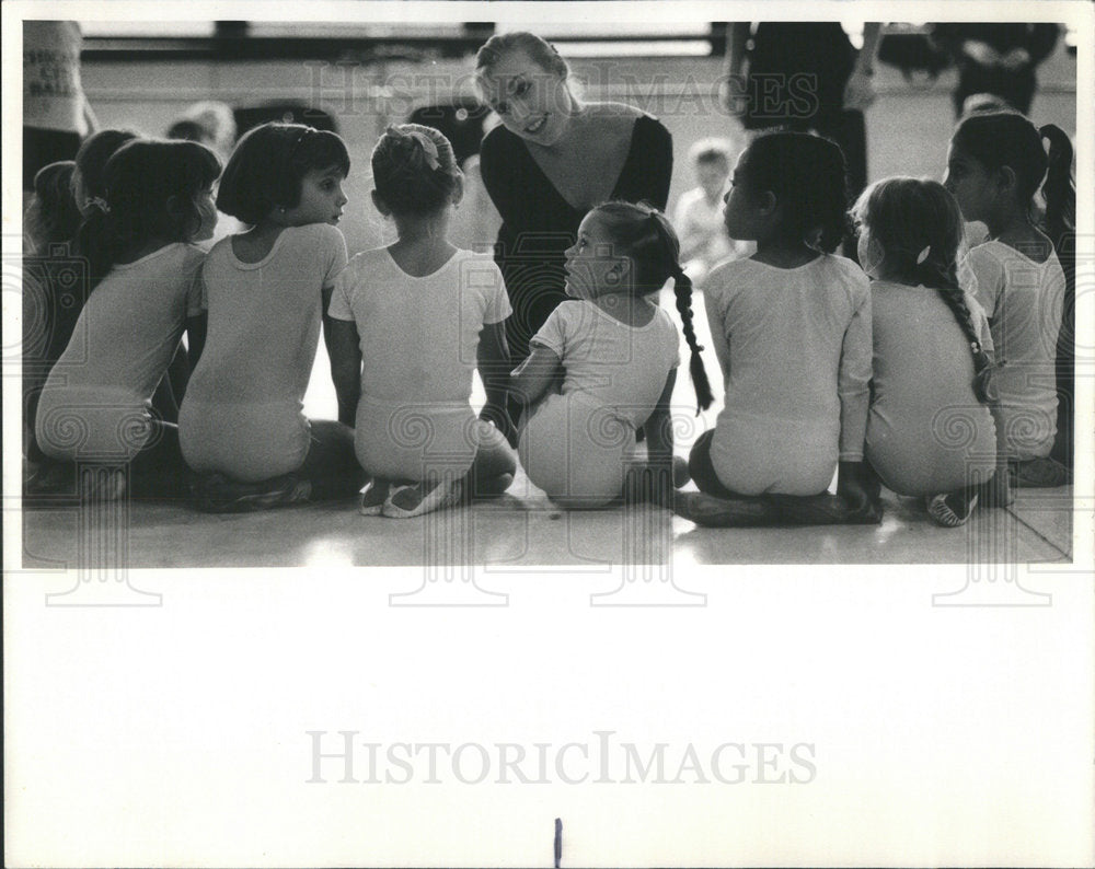 1986 Press Photo Heather Smith Playing Cinderella listenes Patiently to Question - Historic Images