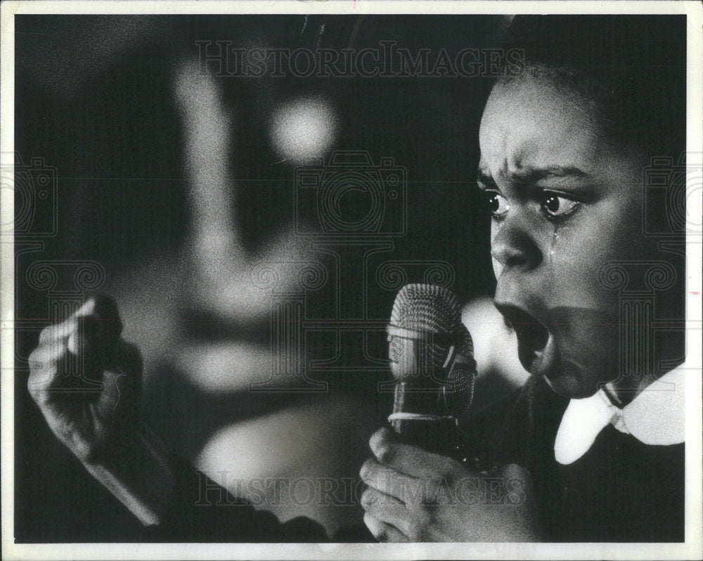 1982 Press Photo Javanta Smith Ex-Pupil of Collins West Side Preparst Into Tears - Historic Images