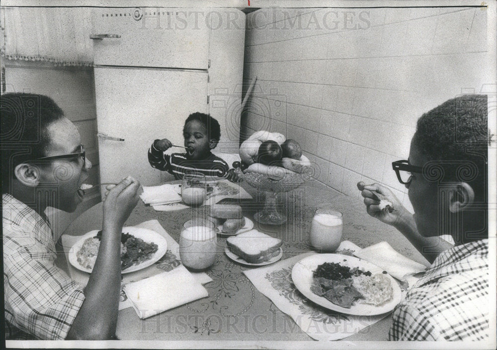 1974 Evan Everett and Darryl enjoying their lunch - Historic Images