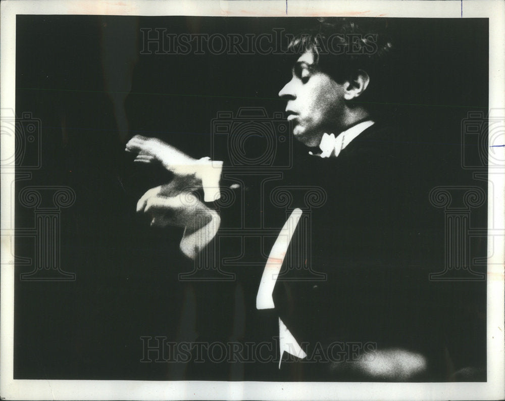 1975 Enrique Batiz conducts the Mexico Symphony. - Historic Images