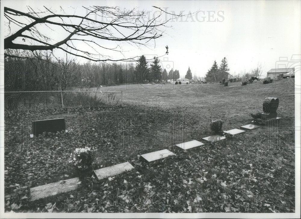 1977 Press Photo Fred Beaudoine family rainswept hill cemetery Frospect visit - Historic Images