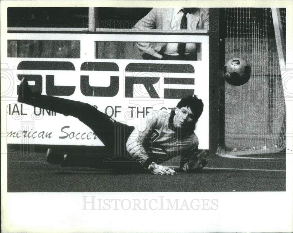 1988 Press Photo Cris Vaccaro Stop a Goal by Willie Molano Dallas Sidekicks - Historic Images