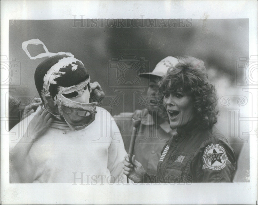 1984 Press Photo Co-Host Jill St. John Hill Street Blues Star Bruce Weitz - Historic Images
