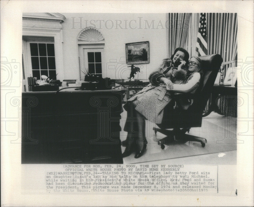 1975 First lady Betty Ford sits on daughter Susan&#39;s talks on Phone - Historic Images