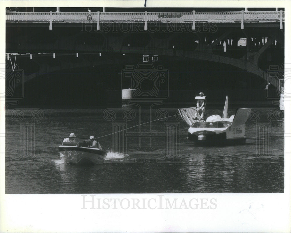 1988 Press Photo Water Skier Howard Elliott Bartlett NASA space shuttle check - Historic Images