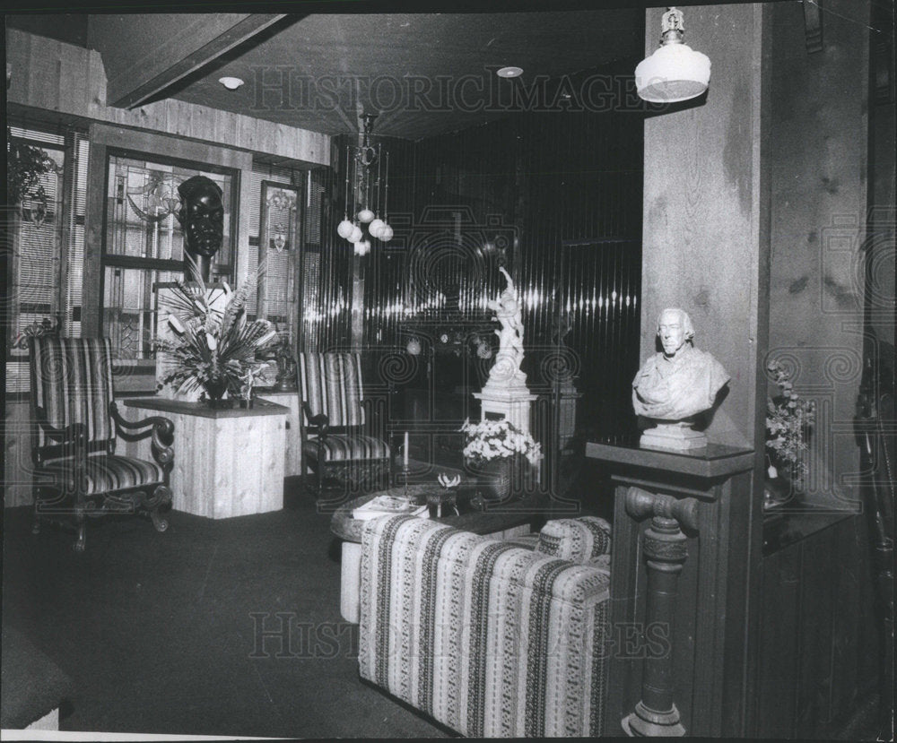 1977 Press Photo Phil Rowe apartment Strip mirror fireplace wall pattern room - Historic Images