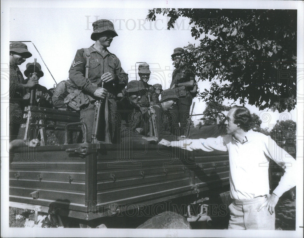 1977 Press Photo Subject NBC News Correspondent Garrick Utley South Africa Troop - Historic Images