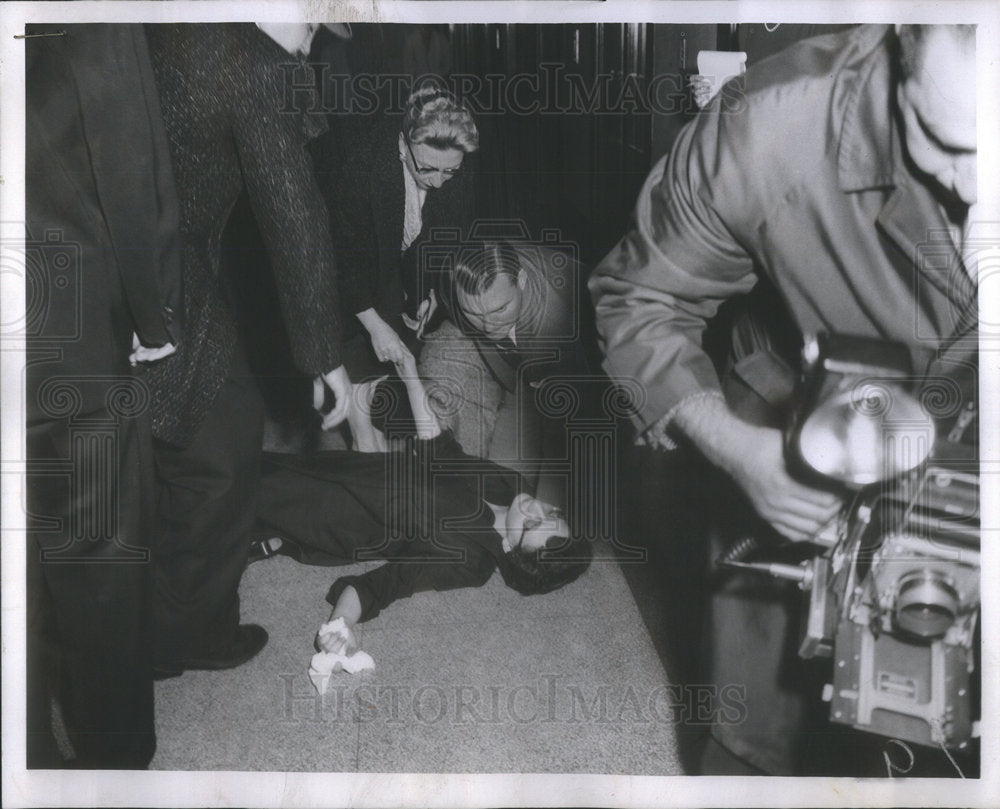 1958 Press Photo Mary Saisi widowed mother hallway detective Bureau - Historic Images